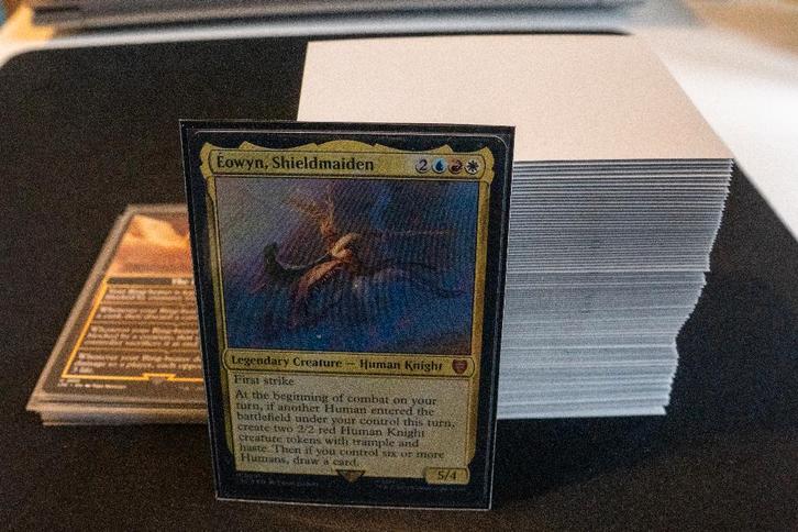 MTG Commander Deck - Éowyn, Shieldmaiden, Hobby en Vrije tijd, Verzamelkaartspellen | Magic the Gathering, Zo goed als nieuw, Speeldeck