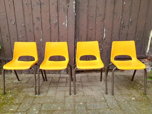 4 anciennes chaises enfant vintage, Maison & Meubles, Chaises, Utilisé, Quatre, Synthétique, Métal, Autres couleurs, Enlèvement ou Envoi