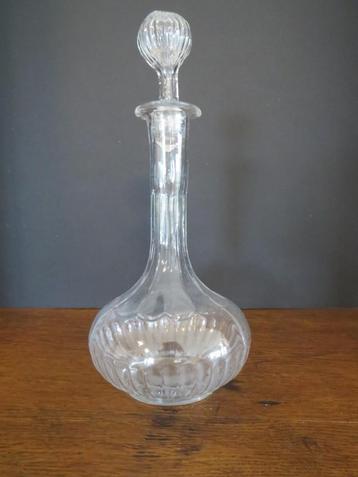 Oude glazen karaf beschikbaar voor biedingen