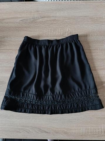 Zwart rokje met kanten afwerking beschikbaar voor biedingen