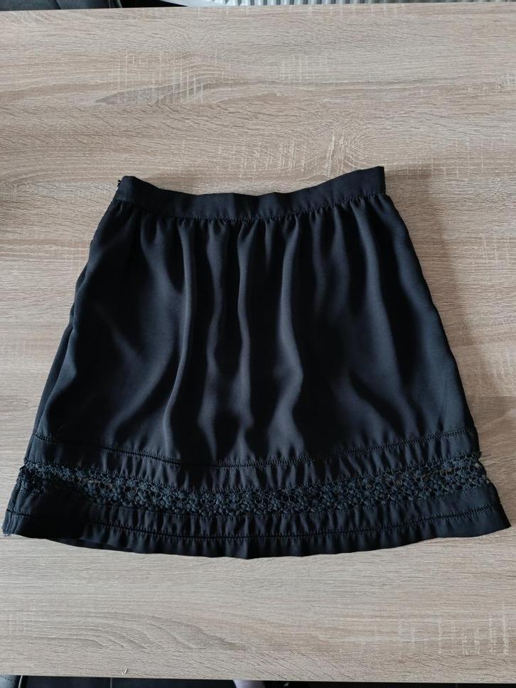 Zwart rokje met kanten afwerking, Kleding | Dames, Rokken, Zo goed als nieuw, Maat 36 (S), Zwart, Boven de knie, Ophalen of Verzenden