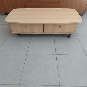 Mooie Salon tafel op wielen beschikbaar voor biedingen