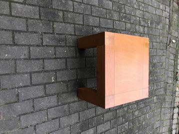 Stevige tafel  beschikbaar voor biedingen