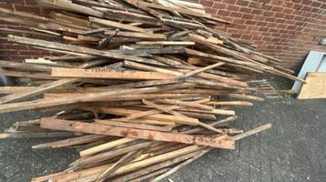 Brandhout van dakbalken – zelf af te halen beschikbaar voor biedingen