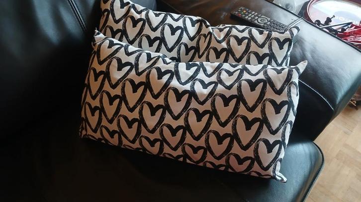 2 Ikea kussens hartjes, Huis en Inrichting, Woonaccessoires | Kussens, Zo goed als nieuw, Ophalen