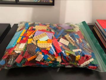 Zak 1,5kg Lego gekleurde plaatjes. Zo goed als nieuw beschikbaar voor biedingen