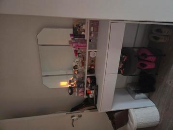 Make-up tafel met inklapspiegels en lades beschikbaar voor biedingen