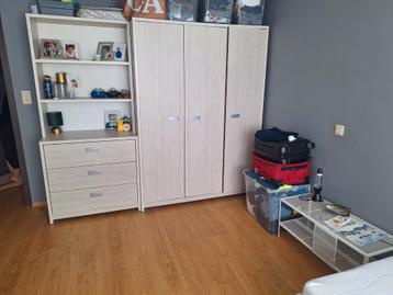 Kleerkast + boekenkast met schuiven  beschikbaar voor biedingen