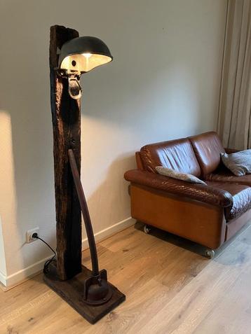 Upcycle, industriële vloerlamp op balk beschikbaar voor biedingen