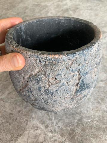 Stenen bloempot 13cm x 15cm beschikbaar voor biedingen