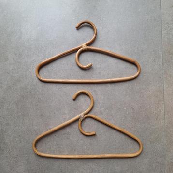 2 vintage bamboe kleerhangers beschikbaar voor biedingen