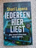 Shari Lapena - Iedereen hier liegt, Boeken, Ophalen of Verzenden, Nieuw, Shari Lapena