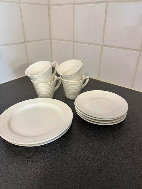 Wit Servies - 4 kopjes met bordjes en 2 grotere borden, Antiek en Kunst, Antiek | Servies compleet, Ophalen