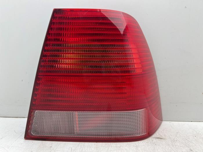 Feu arrière droit d'un Volkswagen Bora, Autos : Pièces & Accessoires, Éclairage, Volkswagen, Utilisé, 3 mois de garantie, Enlèvement ou Envoi