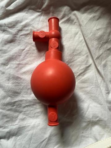 Rood rubber peer pipet beschikbaar voor biedingen