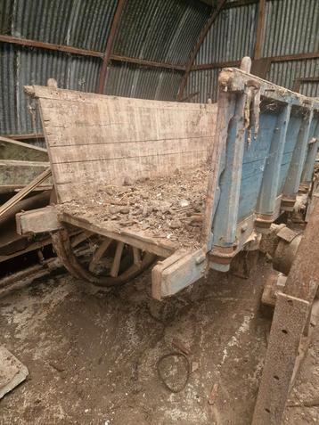 Ancien chariot à roues en bois recouvert de fer, Enlèvement
