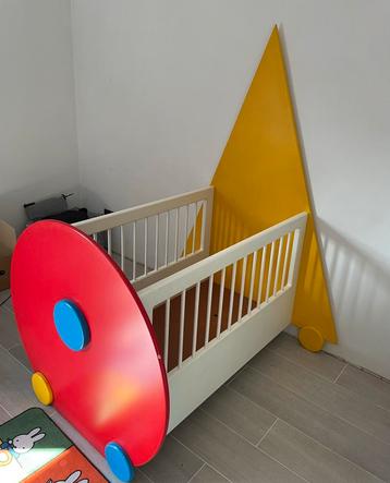 Kleurrijk Babybedje geel rood blauw 60x120cm zelf ontworpen beschikbaar voor biedingen