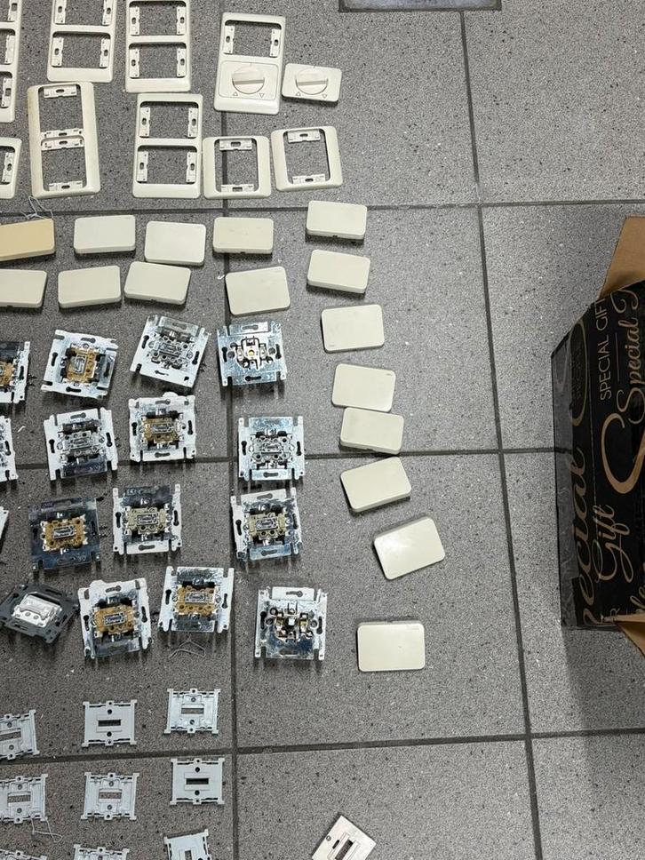 Gebruikte schakelaars en stopcontacten Niko beige, Doe-het-zelf en Bouw, Elektriciteit en Kabels, Gebruikt, Ophalen