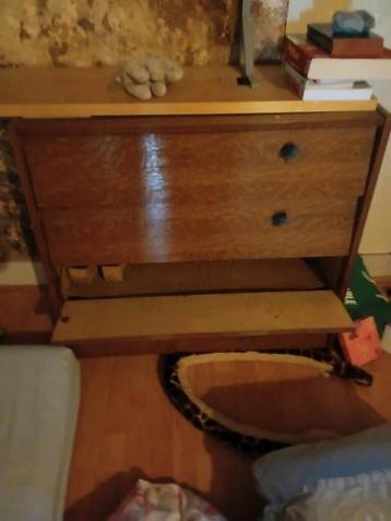 Vintage schoenenkast beschikbaar voor biedingen