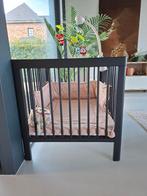 Zwarte babypark met speeltje, Kinderen en Baby's, Babyparken, Ophalen, Zo goed als nieuw, In hoogte verstelbaar