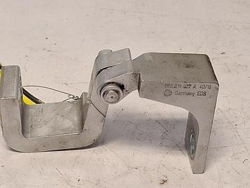 Scharnier deur rechts-voor van een Volkswagen Transporter beschikbaar voor biedingen