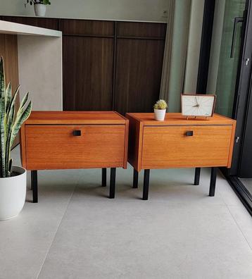 Prachtige set vintage teakhouten nachtkastjes beschikbaar voor biedingen