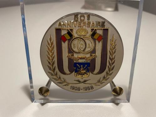 RSC Anderlecht - livre d'or 1958 et écusson commémoratif, Verzamelen, Sportartikelen en Voetbal, Zo goed als nieuw, Overige typen
