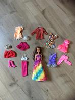 Barbie met kledij, Kinderen en Baby's, Speelgoed | Poppen, Ophalen of Verzenden, Zo goed als nieuw, Barbie