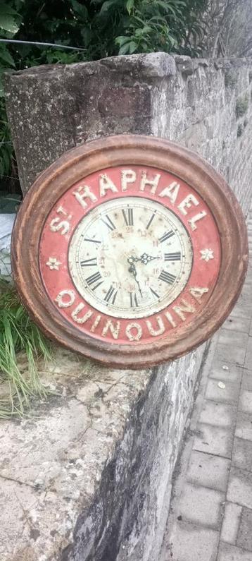 St-Raphael Quinquina aperitieflikeur met metalen klok beschikbaar voor biedingen