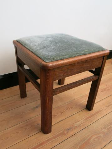 Vintage krukje met fluweel zitting beschikbaar voor biedingen