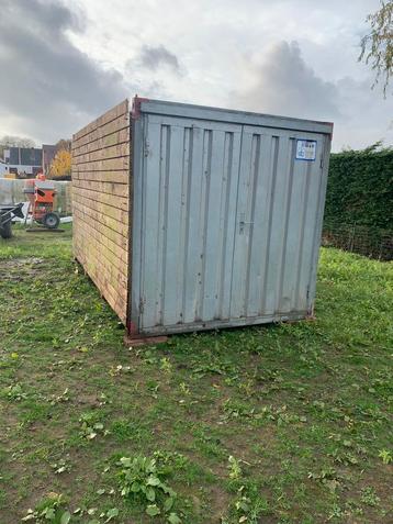 Container met rekken beschikbaar voor biedingen