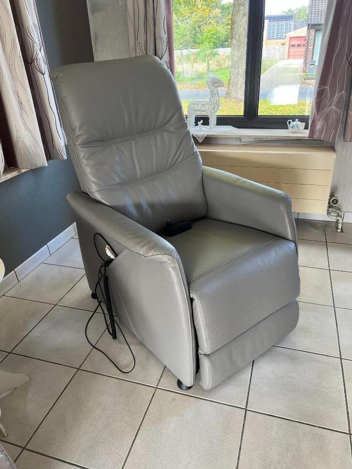 Elektrische relaxzetel (met opsta functie) bruin / leer, Huis en Inrichting, Fauteuils, Zo goed als nieuw, Leer, Metaal, Ophalen