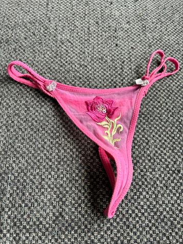 Z.G.A.N. Roze string met bloemetje erop beschikbaar voor biedingen