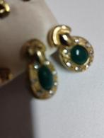 2 oorbellen met groene stenen erin kleur goud en groen, Handtassen en Accessoires, Oorbellen, Ophalen, Zo goed als nieuw, Goud