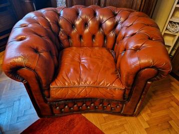 FAUTEUIL CHESTERFIELD EN CUIR DE VEAU ANTIQUE disponible aux enchères