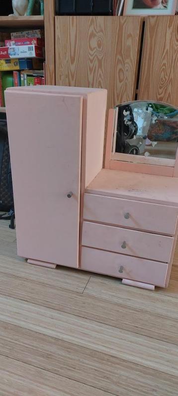 Poppenkleerkast beschikbaar voor biedingen