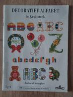 Decoratief Alfabet in Kruissteek - DMC, Hobby & Loisirs créatifs, Broderie & Machines à broder, Enlèvement ou Envoi, Utilisé, Broderies à la main