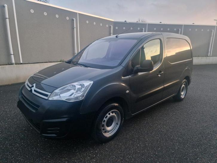 Citroën Berlingo 3 places 1.6 essence, Autos, Camionnettes & Utilitaires, Particulier, Cruise Control, Radio, Attache-remorque