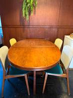 Ovale houten tafel en 4 stoelen, Huis en Inrichting, Tafels | Eettafels, Ophalen, 100 tot 150 cm, Jaren 80, 50 tot 100 cm