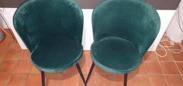 Twee nieuwe prachtige groene flanel stoelen beschikbaar voor biedingen
