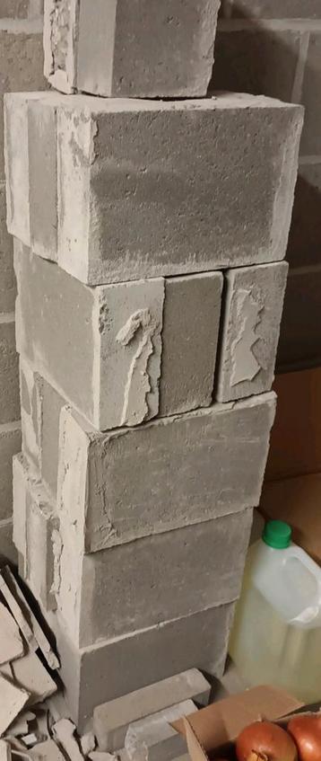 Betonblokken beschikbaar voor biedingen
