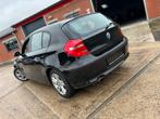 BMW 1 Serie 116i GARANTIE 1 jaar nieuwe distributie facelift, Auto's, 170 g/km, Zwart, 4 cilinders, Zwart