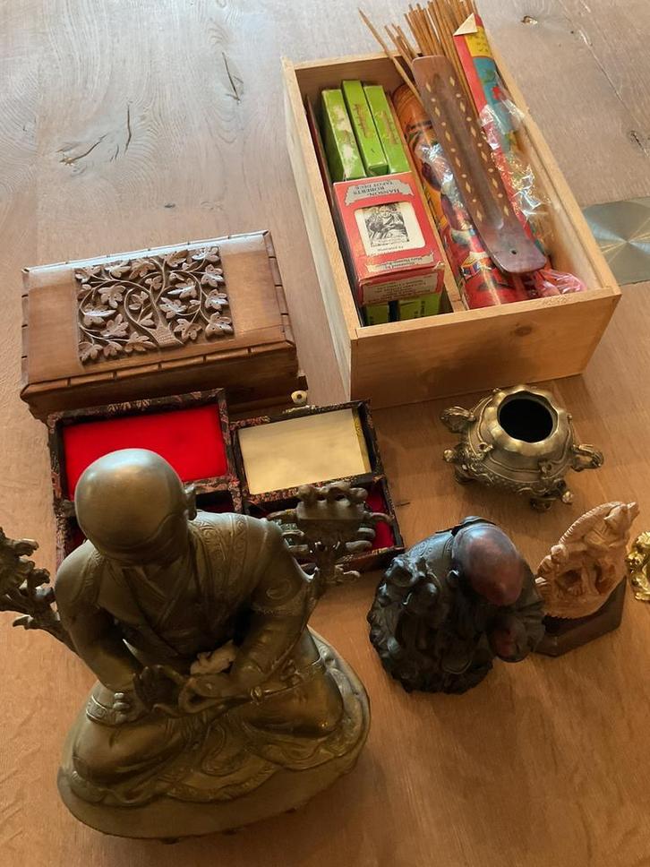 Boeddha beeld : 4 stuks , lot wierookstokjes + tric box enz., Huis en Inrichting, Woonaccessoires | Boeddhabeelden, Gebruikt, Ophalen