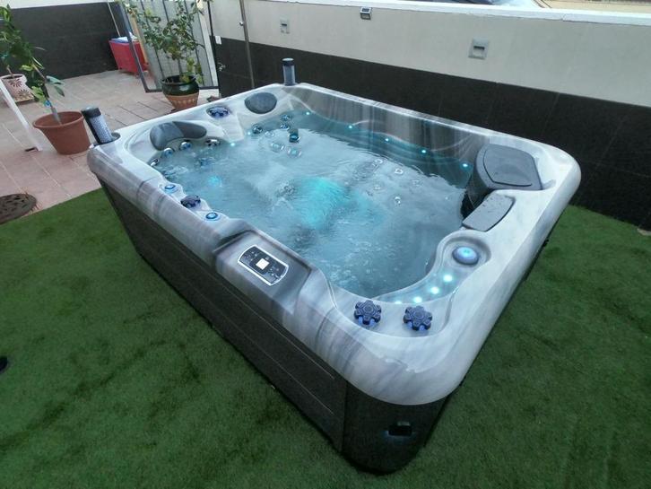 Zuinige jacuzzi 💦3 plaatsen 2 loungers Muziek+shiatsu, Tuin en Terras, Vijvers, Nieuw, Ophalen