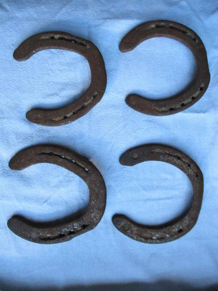 Merveilleux lot de 4 fers à chevaux pour jeu du lancer, Antiquités & Art, Antiquités | Jouets, Enlèvement ou Envoi