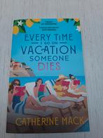 Catherine Mack : Every Time I Go On Vacation Someone Dies, Boeken, Romans, Ophalen of Verzenden, Zo goed als nieuw, Catherine Mack