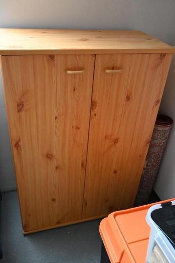 kast met 3 legplanken beschikbaar voor biedingen