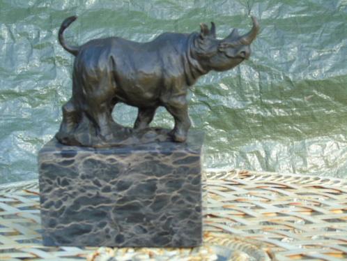 Standbeeld van een staande neushoorn in brons gesigneerd., Antiek en Kunst, Antiek | Brons en Koper, Brons, Ophalen