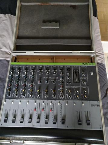 Vintage DJ mengtafel + flightcase beschikbaar voor biedingen