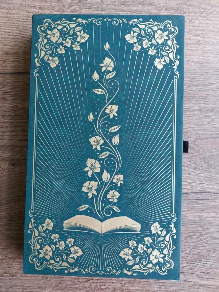 Tomorrowland box 2019+Amicorum Tomorrowland 2017 (Ø armband), Verzamelen, Muziek, Artiesten en Beroemdheden, Zo goed als nieuw